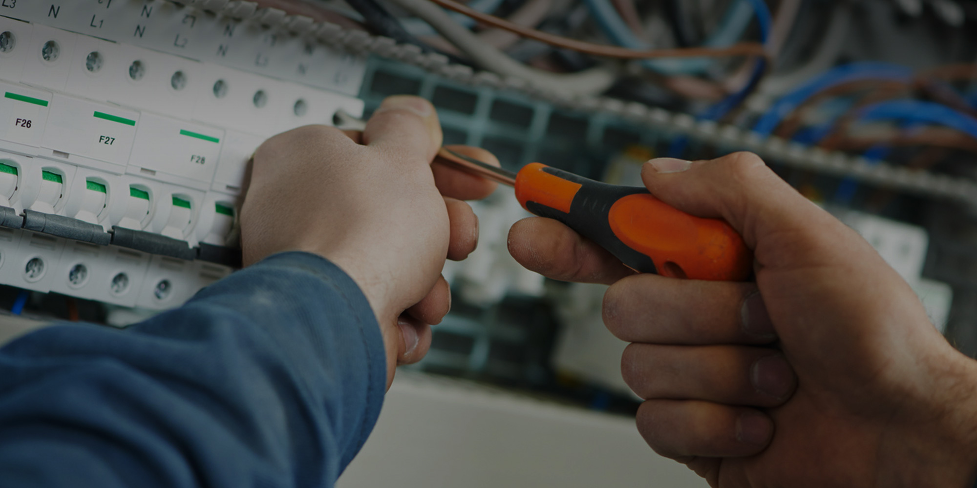 技術は、人と現場で育つ。沖縄に根ざし、電気・水道工事で暮らしと未来をつくる